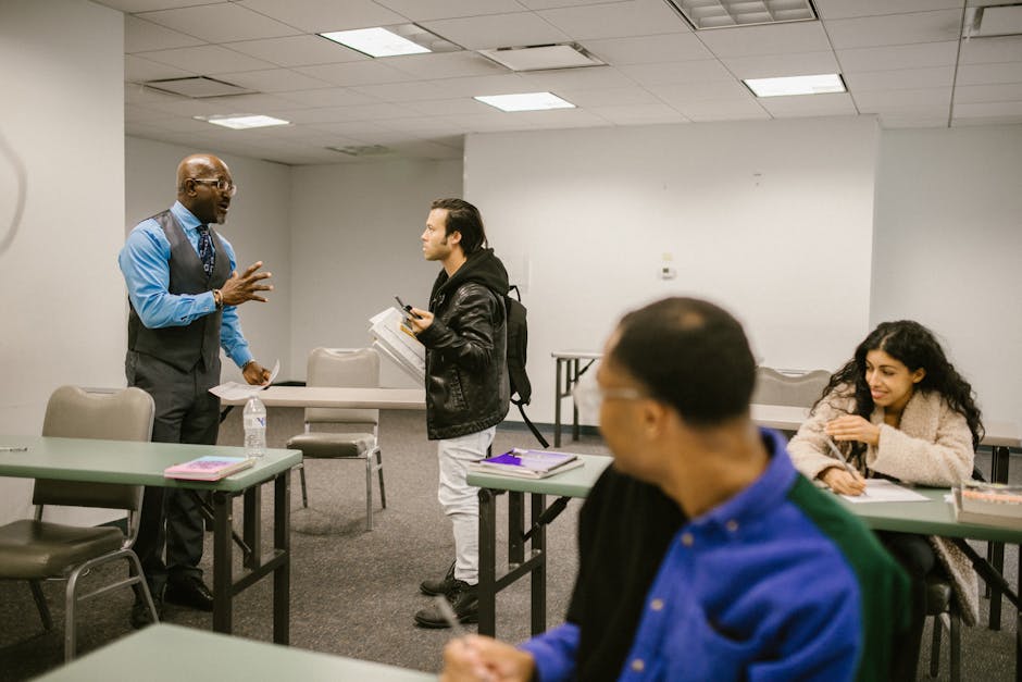 İlkokul ve üniversite için 10 dakikalık mikro-öğrenme modülü hazırlayan öğretmen resmi