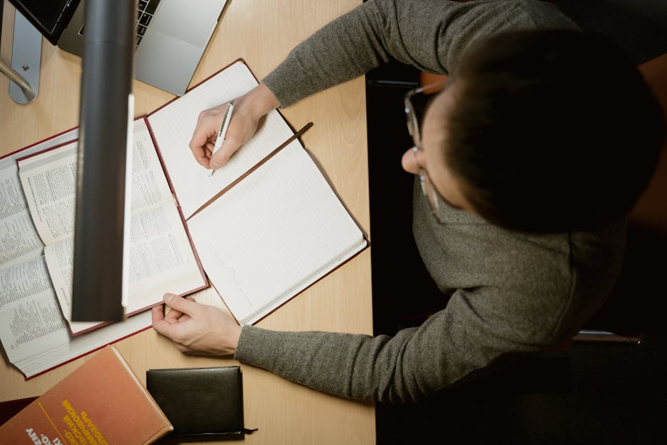 Öğrencinin ders notlarını tekrar ettiği ve notları incelediği görsel