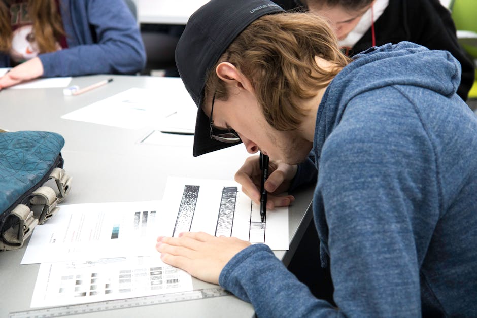 Sınıfta öğrenci sketchnote çizerken renkli kalemlerle not alma görüntüsü