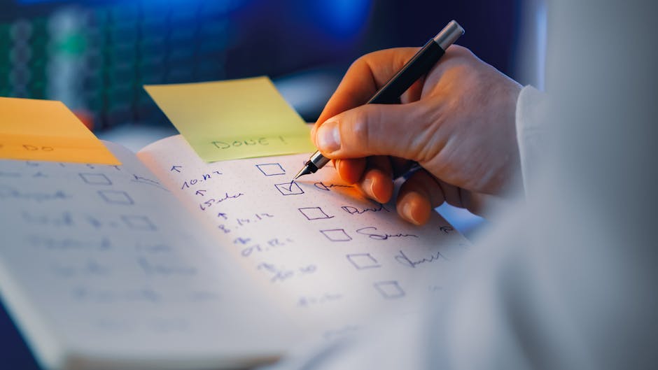 Öğrencinin ders notlarını kontrol ettiği ve checklist kullandığı fotoğraf
