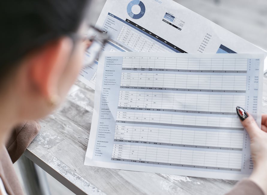 Spreadsheet ile otomatik ders notları hesaplama ekran görüntüsü ve öğretmen elinde hesap makinesi