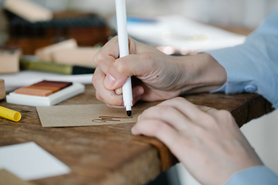 Öğretmenin küçük öğrenme kartları hazırlaması ve ders notlarını sadeleştirmesi görseli