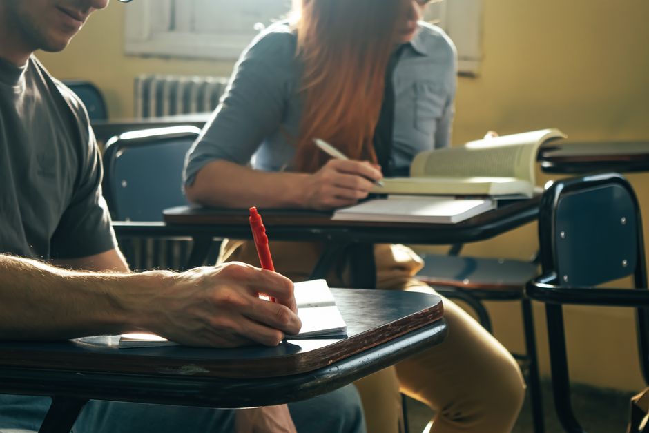 Sınıfta öğrenci ders notları alırken yazıyor, not şablonu örneği görünümü